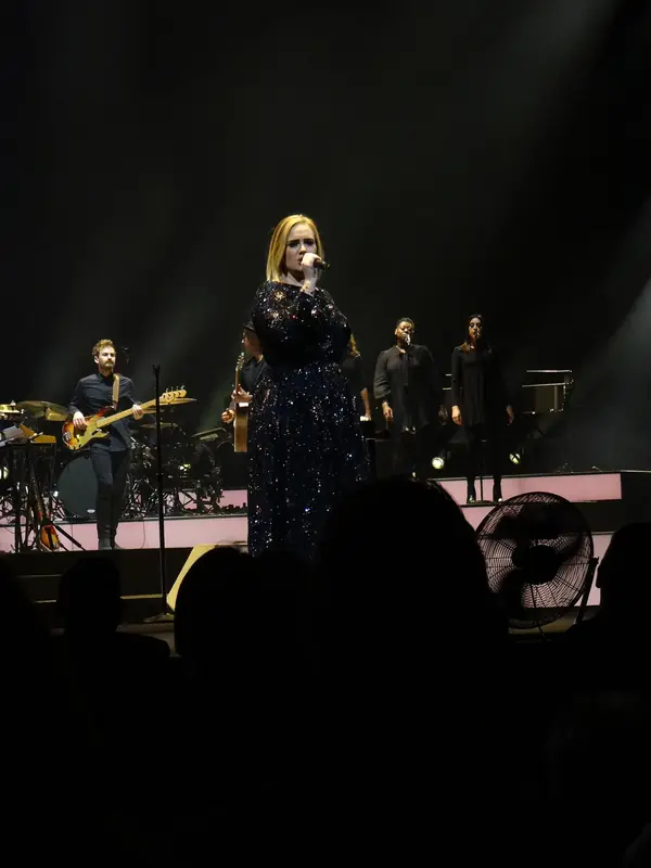 Adele with her band and backing singers, Nashville, October 16, 2016 (not Las Vegas)