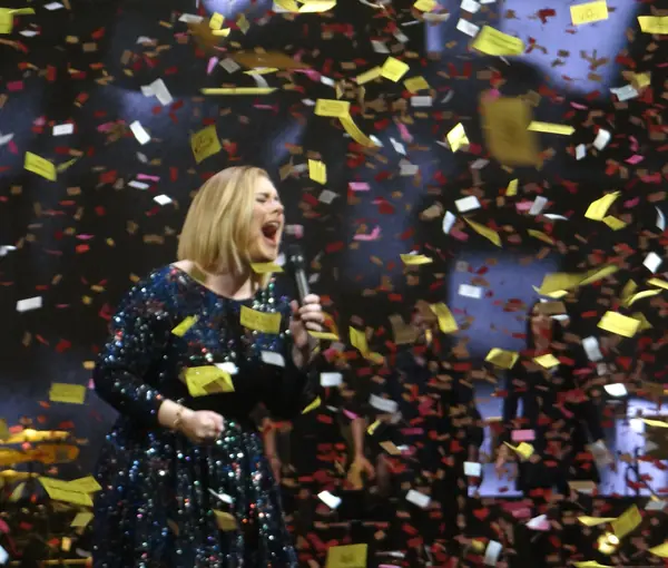 Adele singing under falling confetti at the end of her Nashville show, October 16, 2016 (not Las Vegas)
