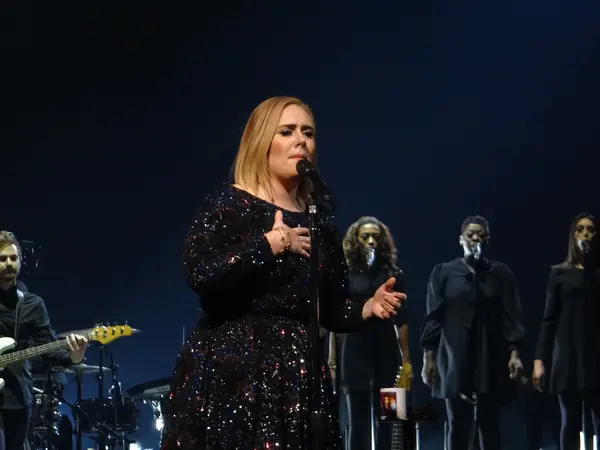 Adele, hand on chest, with her backing singers, Nashville, October 16, 2016 (not Las Vegas)
