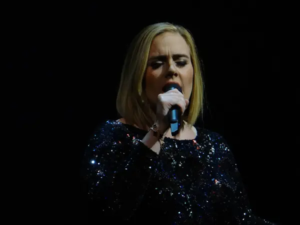Adele singing, eyes closed, Nashville, October 16, 2016 (not Las Vegas)