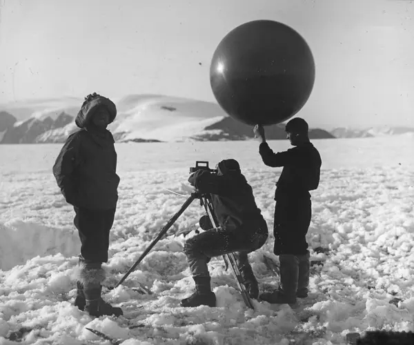 Launching a weather balloon, German Greenland Expedition, 1930–31