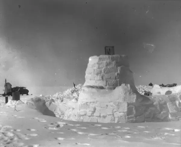 The snow-block tower at Eismitte, 1930–31