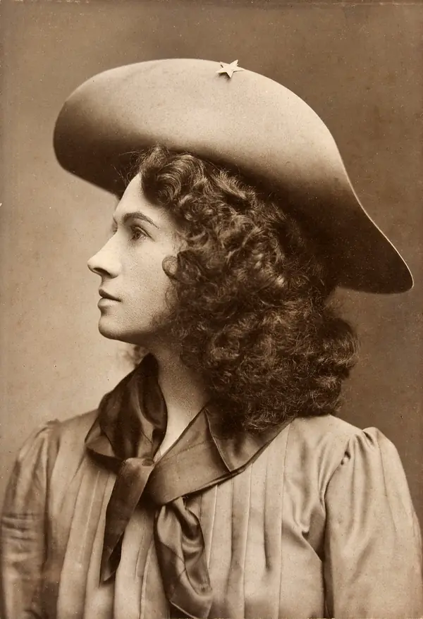 Annie Oakley in profile, New York, about 1902–1904