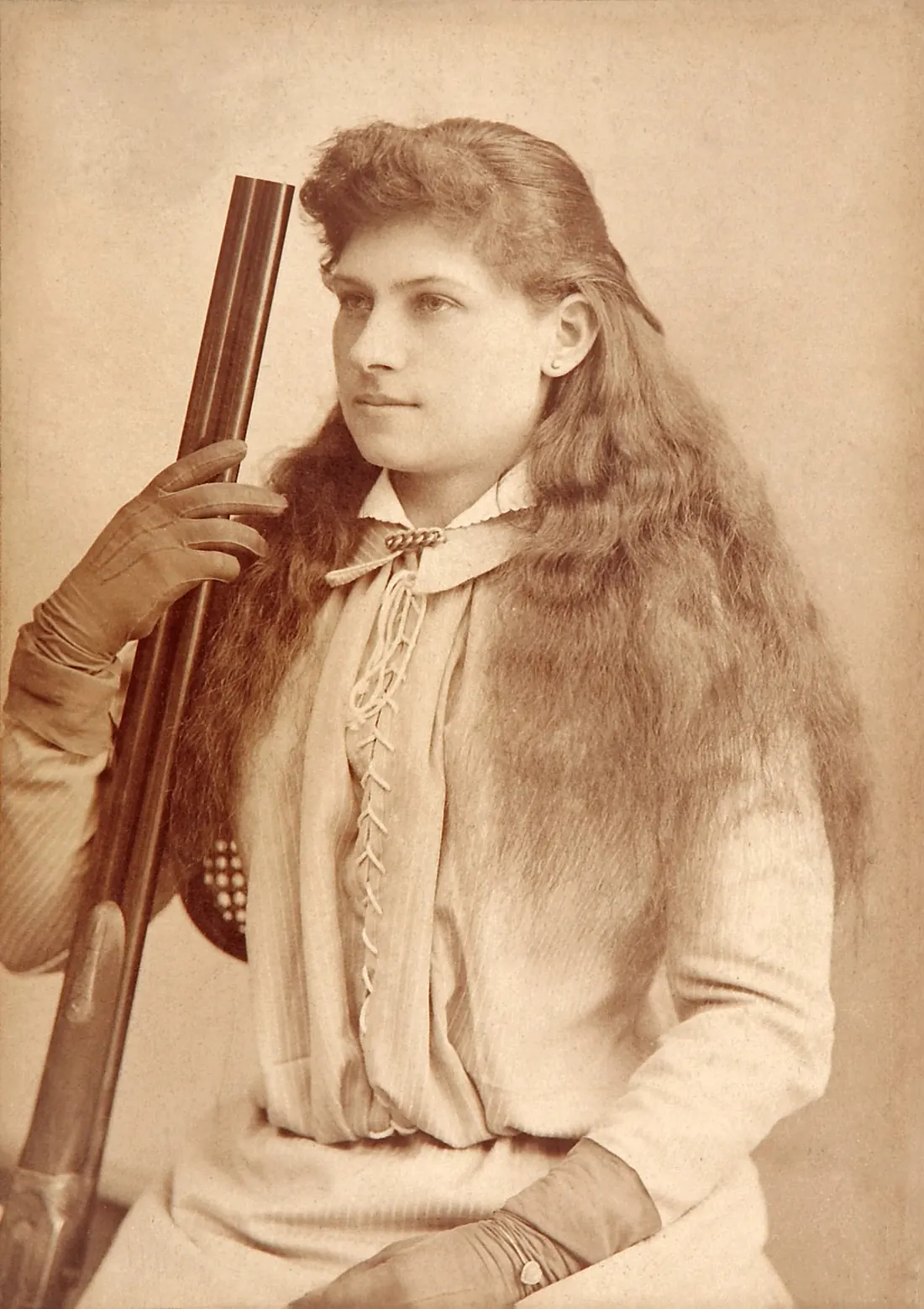 Annie Oakley, cabinet card by Baker’s Art Gallery, Columbus, Ohio, 1880s
