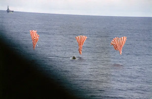 Apollo 13 spacecraft splashdown in the South Pacific Ocean (s70-35644)