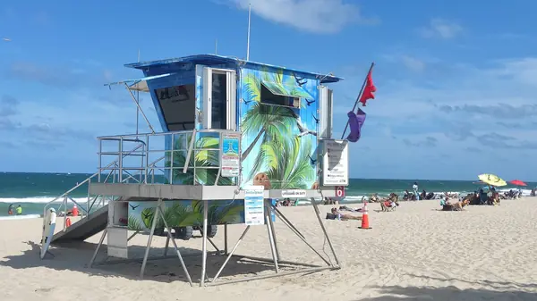 A lifeguard stand on Fort Lauderdale beach, May 11, 2025 (not 2014)