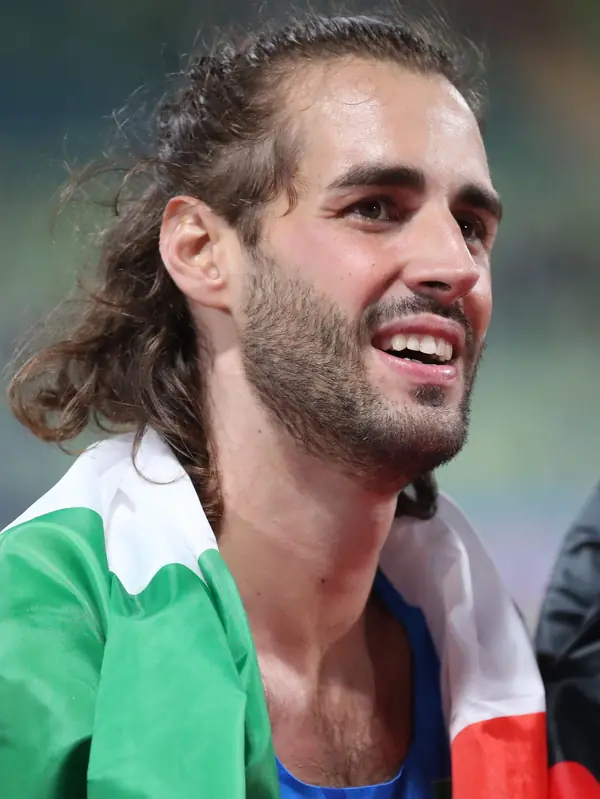 Gianmarco Tamberi with the Italian flag after his European title, Munich, August 18, 2022