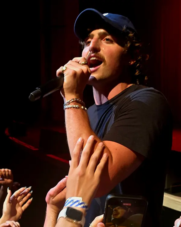 Benson Boone singing in a cap, Brixton Academy, London, June 16, 2025 (not American Idol)