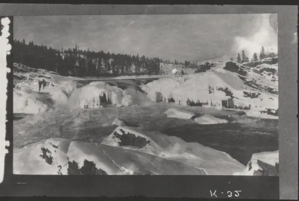 Kettle Falls in winter. Forms a pair with LARO 2546. Taken c. 1920. (b1f881f1-5640-4681-86fe-76f2e7d34834)