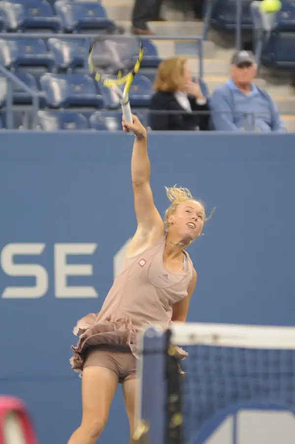 Caroline Wozniacki serving at the US Open, September 7, 2009 (not Doha)