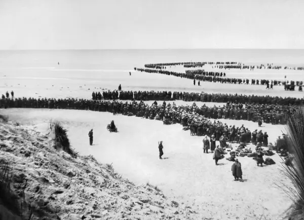 British troops lined up on the beach at Dunkirk, May 26–29, 1940