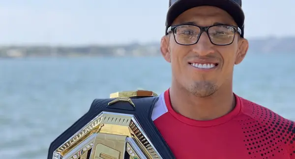 Charles Oliveira with the belt by Lake Paranoá, Brasília, June 25, 2021 (not the title fight) (cropped)