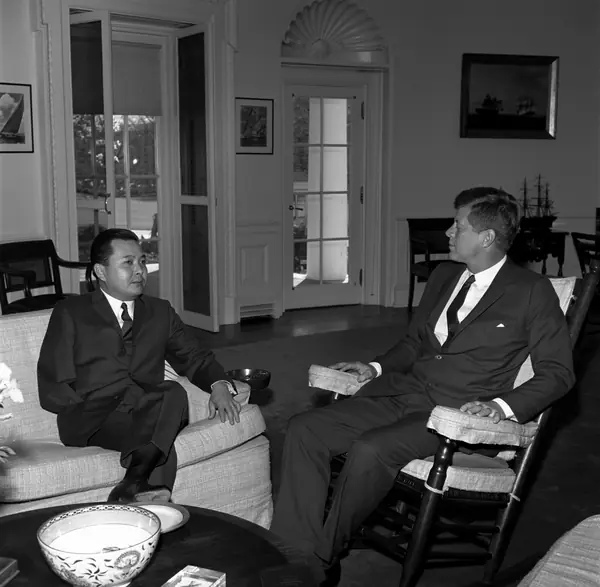 Inouye meets President Kennedy in the Oval Office, April 10, 1962, his empty right sleeve tucked into his jacket pocket