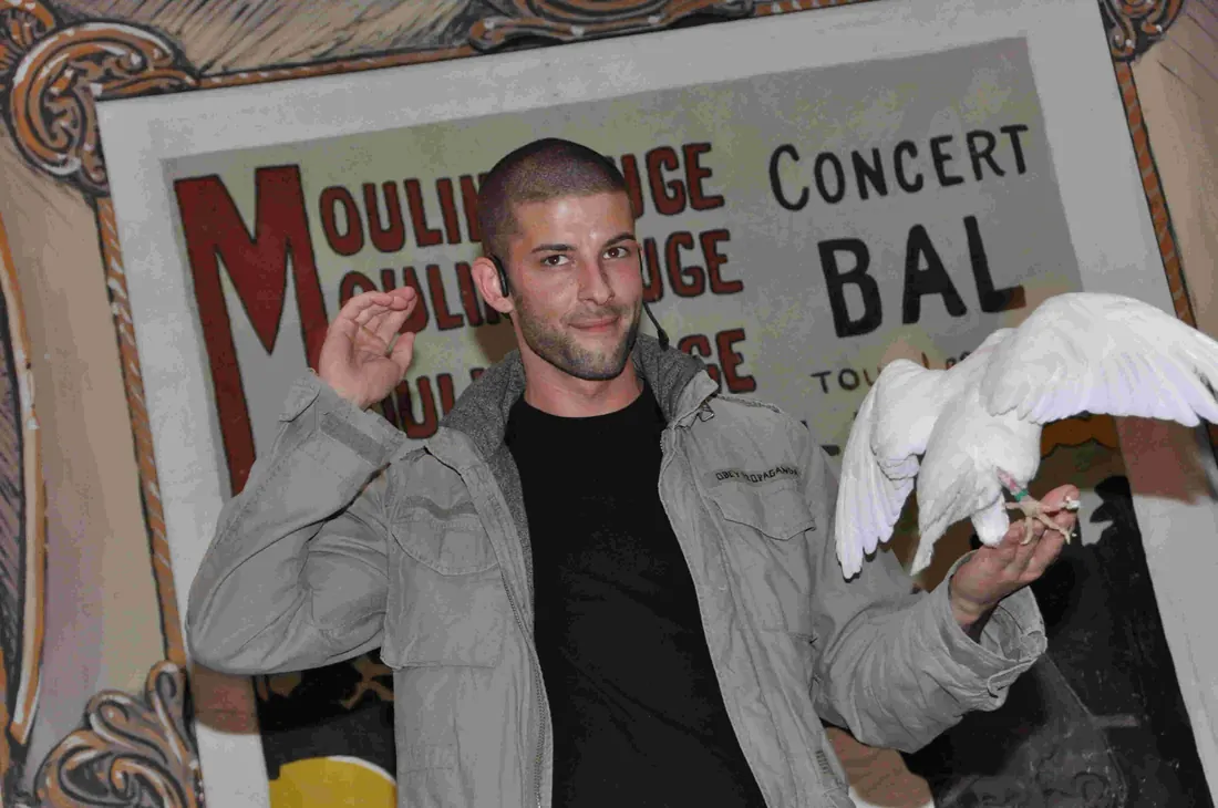 Darcy Oake smiling with a dove at the “All That Glitters” charity gala, May 7, 2010 (not the 2019 show)