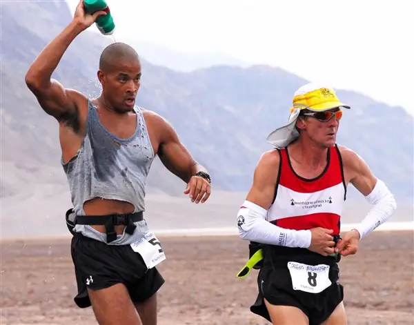 David Goggins beside Albert Vallée in the Badwater 135, Death Valley, 2007