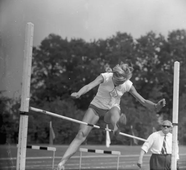 Marjan Thomas using the scissors style, Apeldoorn, 1964
