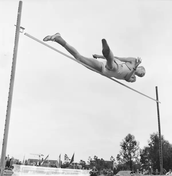 Rein Knol using the straddle in the Dutch decathlon, 1962