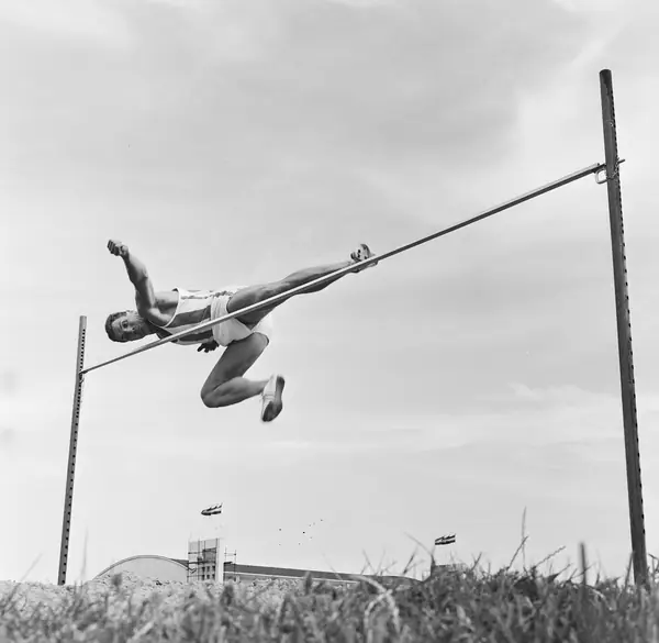 Eef Kamerbeek using the straddle in the Dutch decathlon, 1962