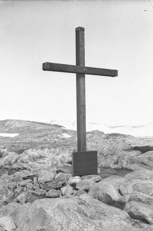 The memorial cross for Mertz and Ninnis at Cape Denison, 1913