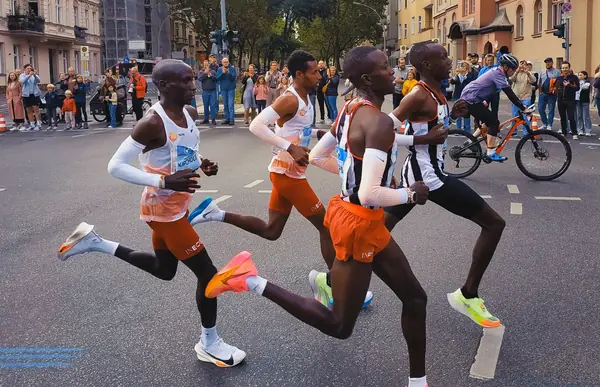 Eliud Kipchoge in the lead group at kilometer 25 of the Berlin Marathon, September 24, 2023 (not his Vienna pacers)