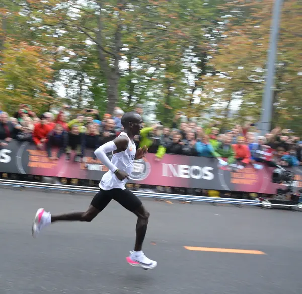 Eliud Kipchoge alone in the last 200 meters of the INEOS 1:59 Challenge, Vienna, October 12, 2019