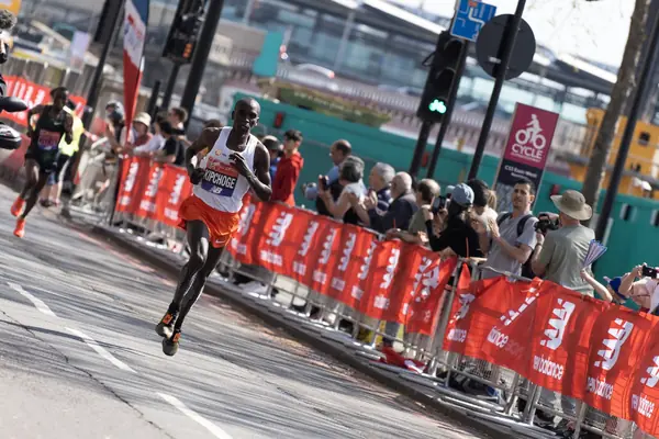 Eliud Kipchoge leading the London Marathon, April 22, 2018 (not Vienna)