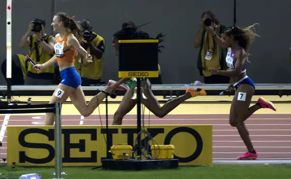 Femke Bol with the baton in the women’s 4×400-meter final, Budapest, August 27, 2023