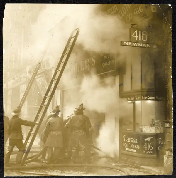 Euclid Avenue 1915 Fire at East 4th Street CP06287 - DPLA - 63466e2bc8e25b479f738f1db7912a63