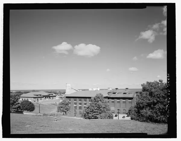 GARRETT A. MORGAN WATER TREATMENT PLANT, LOOKING NORTHWEST FROM BERM OF WEST SHOREWAY. DIVISION AVENUE PUMPING STATION AT RIGHT. NEW PUMPING STATION, NEARING COMPLETION, AT HAER OHIO,18-CLEV,18-56