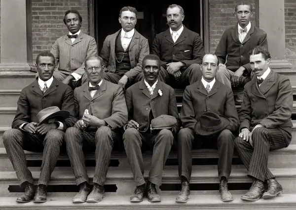 Carver (front row, center) with Tuskegee staff, 1902