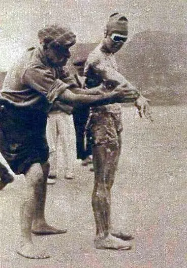 Bill Burgess greases Gertrude Ederle for her Channel swim, Le Miroir des sports, August 11, 1926