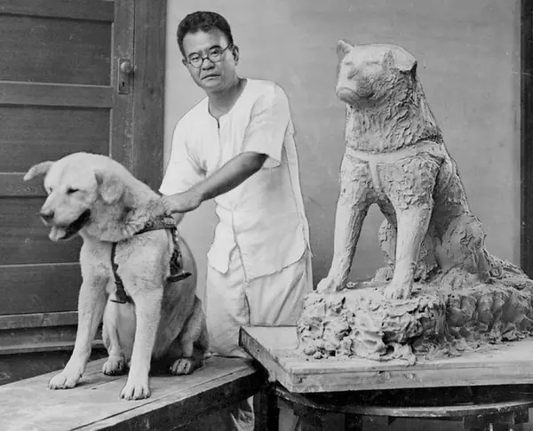 Hachikō and sculptor Andō Teru with the Hachikō statue