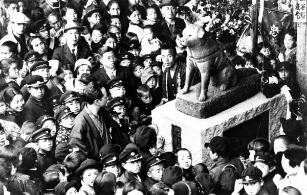 Hachikō Statue with a Crowd.webp