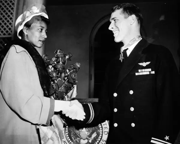 Tom Hudner shakes hands with Daisy P. Brown, Jesse Brown’s widow, at the Medal of Honor ceremony, April 13, 1951
