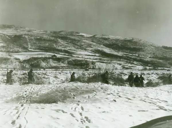 Marines moving between Hagaru-ri and Koto-ri, Korea, 1950 (not the crash site) (cropped)
