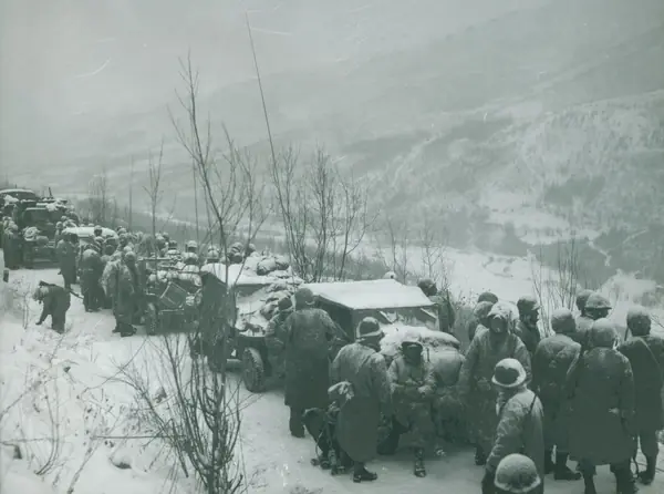 Marines halted on the road between Yudam-ni and Hagaru-ri, Korea, 1950 (not the crash site) (cropped)
