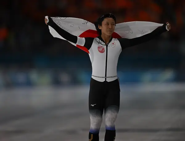 Miho Takagi of Japan with her flag after the last pair of the women’s 1000 m, Milan, February 9, 2026