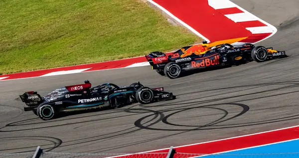 Max Verstappen’s Red Bull ahead of Hamilton’s Mercedes at the United States Grand Prix, Austin, October 24, 2021 (cropped; not Brazil)