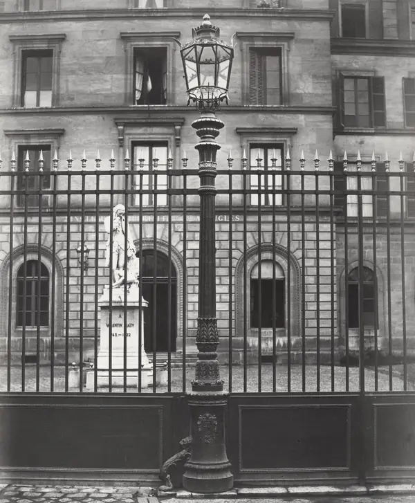 The institute’s gate and Valentin Haüy’s statue, photographed by Charles Marville, 1878 (cropped)