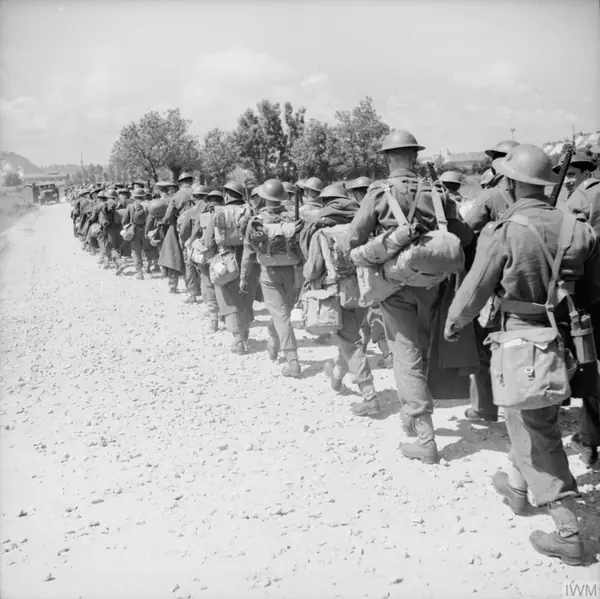 A column of British soldiers retreats to the Channel ports, June 1940 (not Churchill’s company)