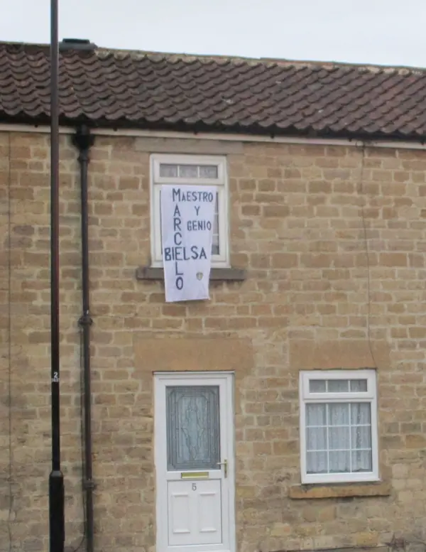 A house in Wetherby with a “Marcelo Bielsa, maestro y genio” banner after Leeds’ promotion, July 18, 2020 (cropped)