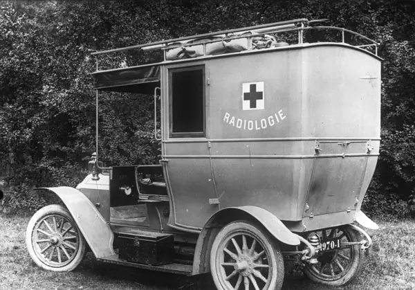 A French Red Cross radiology car (Massiot), photographed by Agence Rol, 1914 (not identified as one of hers)