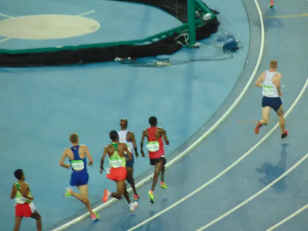 The pack on a bend of the 10,000-meter final, seen from behind, Rio de Janeiro, August 13, 2016