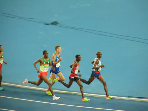 Mo Farah leading Paul Tanui and others in the 10,000-meter final, Rio de Janeiro, August 13, 2016