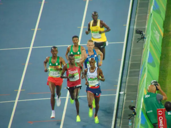 The lead pack, Mo Farah and Paul Tanui among them, in the 10,000-meter final, Rio de Janeiro, August 13, 2016 (not the fall)
