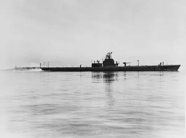 USS Growler (SS-215) underway on 5 May 1943 (80-G-394372)