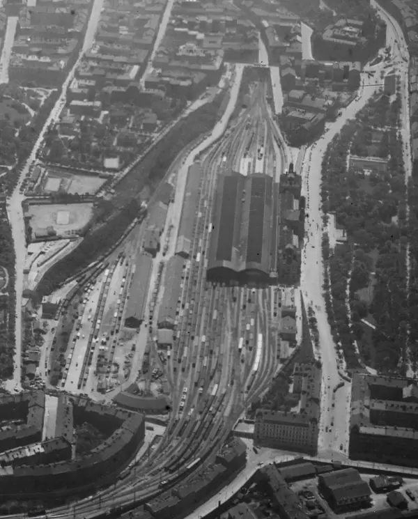 Prague’s Wilson (main) station and its rail yard from the air, 1931 (cropped)