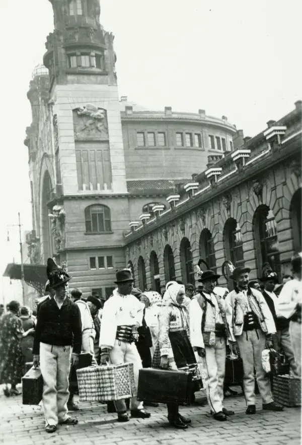 People with luggage outside Wilson station, Prague, 1937 (not the Winton children)