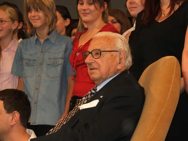 Nicholas Winton with Czech students behind him, Prague, October 2007 (not the 1988 BBC program)