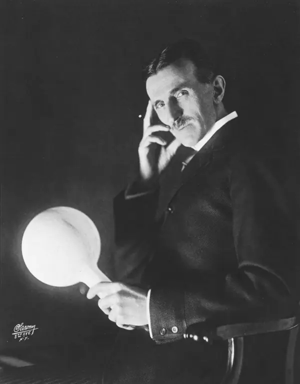 Tesla with a glowing lamp, Sarony studio, about 1898